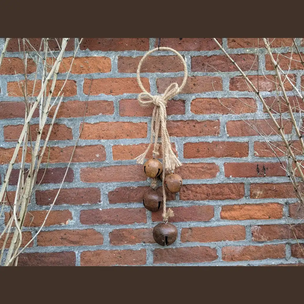 Stoere roestkleurige bellen aan jute touw