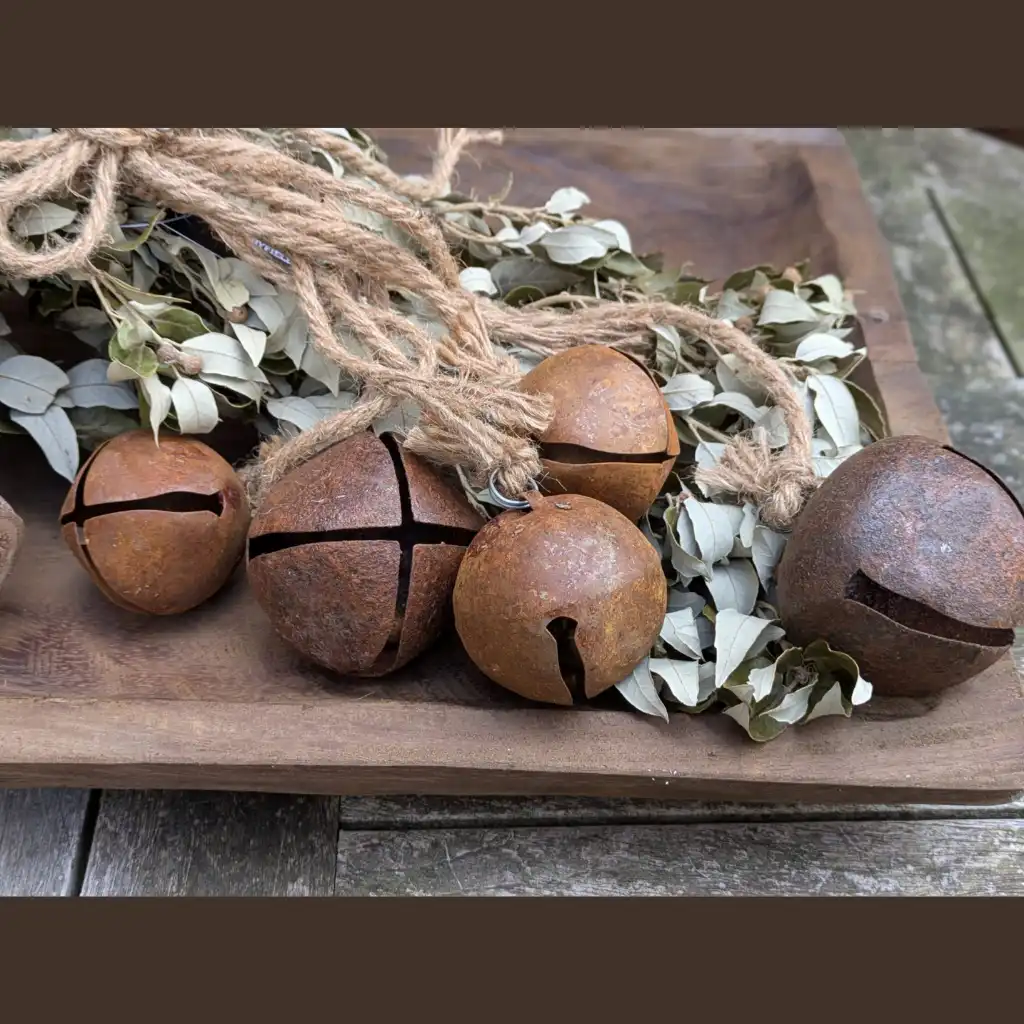 Stoere roestkleurige bellen aan jute touw