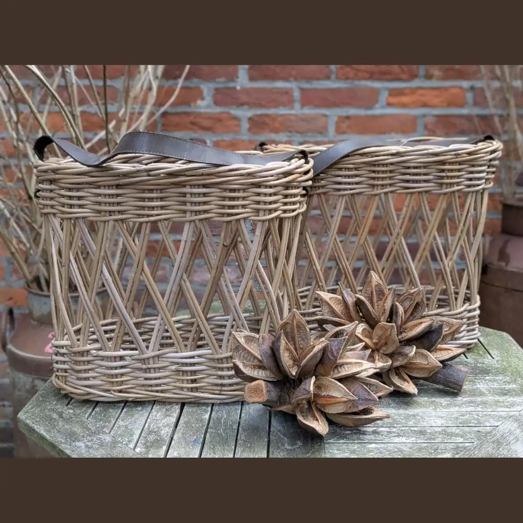 Stoere rotan mand met leren hengsels